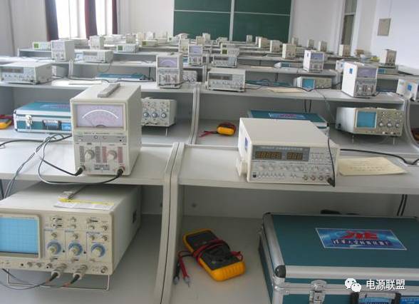 直流穩壓電源數字電路與模擬電路的區別