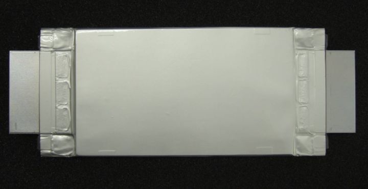 東芝公布的充電機充電鋰電池 50Ah 原型產品圖 東芝公布的充電機充電鋰電池 50Ah 原型產品圖