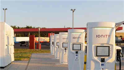 澳洲企業(yè)推出超快速大功率充電機(jī)充電技術(shù)能否超越特斯拉？    日前，澳大利亞一家名為Tritium的充電機(jī)充電樁供應(yīng)商推出了功能強(qiáng)大、先進(jìn)的電動(dòng)汽車充電機(jī)充電器——Veefil-PK直流大功率充電機(jī)充電系統(tǒng)（high power charging，HPC），充電機(jī)充電10min即可為電動(dòng)汽車增加350km的續(xù)航里程，而且該充電機(jī)充電器還可以拓展到475kW，以確保適合將來的衍生使用量。   當(dāng)前，電動(dòng)汽車的續(xù)航里程越來越長，電池容量也越來越大。動(dòng)力電池技術(shù)尚未取得革命性突破，通過增加電池容量解決里程焦慮的進(jìn)展仍比較慢。因此，雖說電動(dòng)汽車?yán)m(xù)航能力得到了提升，但最顯著的問題就是充電機(jī)充電時(shí)間變長了。對于電動(dòng)汽車來說，尤其高續(xù)航力的電動(dòng)汽車，能夠快速地充電機(jī)充電甚至在短時(shí)間內(nèi)充滿電已成為迫在眉睫的需求。  從新能源汽車供應(yīng)商角度出發(fā)，搭載更大功率的快充技術(shù)是提升產(chǎn)品競爭力的關(guān)鍵因素?；诖?，致力于研發(fā)制造豪華電動(dòng)汽車的特斯拉，自誕生之日起就積極研發(fā)超級快充技術(shù)，其Model S和X車型使用超級充電機(jī)充電樁（Supercharger V2）的最大充電機(jī)充電功率為145kW（此前為120kW），遠(yuǎn)遠(yuǎn)高于普通快充充電機(jī)充電功率，這無疑已成為量產(chǎn)電動(dòng)汽車中充電機(jī)充電速度最快的行業(yè)標(biāo)桿。   近年來，特斯拉、保時(shí)捷、北汽新能源等眾多國內(nèi)外車企和供應(yīng)商都在積極研發(fā)超級快充技術(shù)。據(jù)有關(guān)車企發(fā)布的數(shù)據(jù)：特斯拉的SuperchargerV3，充電機(jī)充電峰值最大功率可達(dá)250kW，5min可續(xù)航120km；北汽新能源車載最新超級快充技術(shù)，可在700V的高壓下實(shí)現(xiàn)最大充電機(jī)充電功率280kW，10min續(xù)航300km；保時(shí)捷Mission E的快充系統(tǒng)最大充電機(jī)充電功率可達(dá)350kW，4min續(xù)航100km。  當(dāng)前，全球的研發(fā)范圍多聚焦200~500kW，其中350kW和500kW大功率快充技術(shù)已成為各國車企和供應(yīng)商研究的熱點(diǎn)。早在2016年，寶馬、戴姆勒聯(lián)合大眾、福特等歐美一線車企成立了IONITY，在歐洲積極推進(jìn)充電機(jī)充電基礎(chǔ)設(shè)施的建設(shè)，并計(jì)劃在歐洲主要路線周圍鋪設(shè)400座350kW的超級充電機(jī)充電樁；2019年底，特斯拉宣布已在中國建立了300座超級充電機(jī)充電站，其在全球范圍內(nèi)運(yùn)營的超級充電機(jī)充電站超過了1604座。  據(jù)了解，電動(dòng)汽車充電機(jī)充電速度快不快，關(guān)鍵還要看充電機(jī)充電功率。電動(dòng)汽車使用交流電的家用充電機(jī)充電樁充電機(jī)充電功率多在10kW以內(nèi)，為慢充；使用直流電50~60kW左右功率進(jìn)行充電機(jī)充電的系統(tǒng)，為快充。目前，國內(nèi)電動(dòng)汽車支持的直流快充技術(shù)充電機(jī)充電功率多在60kW左右。   相較于國內(nèi)普遍的60kW充電機(jī)充電功率，澳大利亞充電機(jī)充電樁供應(yīng)商Tritium推出的Veefil-PK系統(tǒng)充電機(jī)充電功率提升了近8倍，所以充電機(jī)充電時(shí)間或能相應(yīng)縮短。Tritium表示，Veefil-PK是設(shè)計(jì)最靈活的超快速充電機(jī)充電器，擁有全球最小的物理尺寸，占地面積非常小，充電機(jī)充電位置或系統(tǒng)都可以靈活設(shè)計(jì)以適應(yīng)周圍環(huán)境，已成為綠地和棕地充電機(jī)充電開發(fā)工程的理想選擇，甚至可為充電機(jī)充電場所的設(shè)計(jì)提供最廣泛的選擇。  此外，Veefil-PK可以增加任何一款電動(dòng)汽車充電機(jī)充電器的功能范圍，其液體冷卻技術(shù)可確保在極端高溫和極端寒冷氣候中的可靠性；每個(gè)充電機(jī)充電器都可全天候支持，并配備了先進(jìn)的4G-LTE技術(shù)；其獨(dú)特的人機(jī)界面（HMI）具有美學(xué)上的先進(jìn)性且方便操作，可確保從打開電源開始就可以使用充電機(jī)充電器。   Veefil-PK也是歐洲和澳大利亞部署最廣泛的HPC系統(tǒng)，為世界上最大的高功率充電機(jī)充電網(wǎng)提供服務(wù)。截至目前，Veefil-PK電動(dòng)汽車充電機(jī)充電器已安裝在澳洲各地，在歐洲的部署也非常成功，并已作為IONITY網(wǎng)絡(luò)的一部分安裝在220個(gè)站點(diǎn)上。  專家指出，如果這種大功率充電機(jī)充電樁能夠正式投入商業(yè)化運(yùn)營，且車輛端也能接納475kW充電機(jī)充電功率的話，以579km綜合續(xù)航里程的特斯拉Model S 100D車型為例，理論上可以在12min左右將其載電量從30%充至80%，恢復(fù)約290km的續(xù)航能力，這無疑是新能源車企、供應(yīng)商及廣大消費(fèi)者都喜聞樂見的。